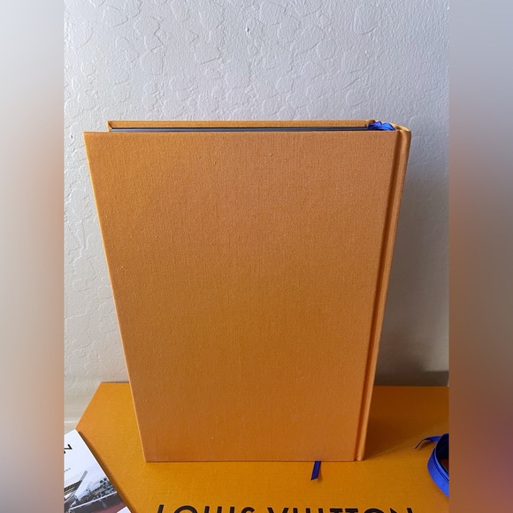New Louis Vuitton book CATWALK coffee table collectible book - Picture 13 of 17